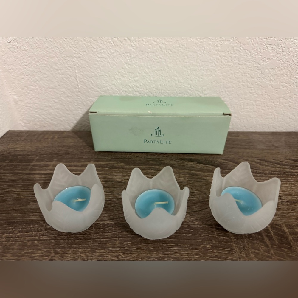 PartyLite Frosted Lotus Blossom Trio Votive/Tealight Candle Holder (NWT).
